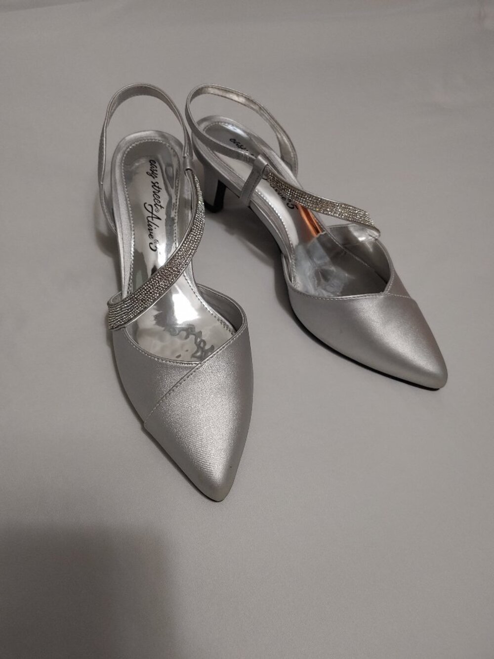 Silver Satin Shoes Size 7W Heels Formal Prom Wedding Dressy